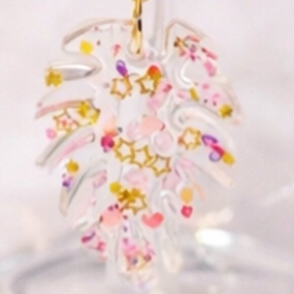 16oz Glass Cup with Glass Straw, Gold Chain Charms & Epoxy Pendants – Gift-Ready - Picture 2 of 5